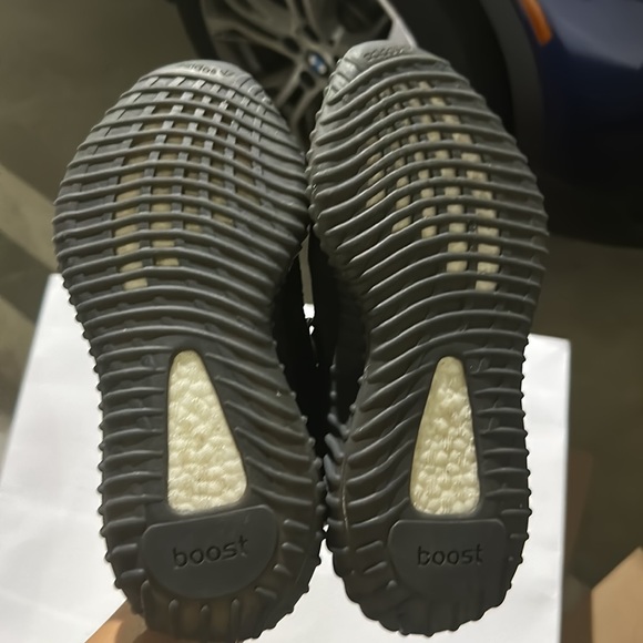 Yeezy sneakers, 100% authentic - Picture 2 of 2